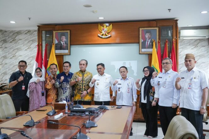 
 Direksi dan Management PT Indah Kiat Pulp & Paper Tbk (IKPP) Tangerang Mills Bersama Wali Kota Tangerang Sachrudin. Foto: ist