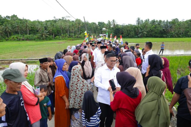 
 Gubernur Banten Andra Soni saat Meninjau pembangunan jalan desa Luwuk–Grewel di Karyajaya, Kecamatan Cimarga, Kabupaten Lebak. Foto: Ist