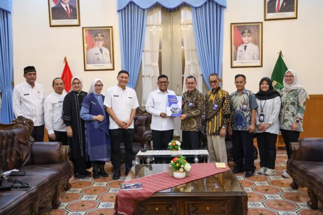 
 Gubernur Banten Andra Soni saat Menerima Kepala BPKP Perwakilan Provinsi Banten Rusdy Sofyan. Foto: ist