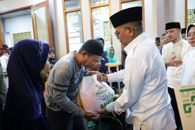 
 Gubernur Banten Andra Soni saat kegiatan Safari Ramadan yang digelar di Masjid Jami Al Ikhwan, Kampung Babakan Kalapa RT 007/002, Desa Aweh, Kecamatan Kalanganyar, Kabupaten Lebak. Foto: ist