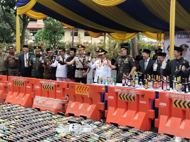 
 Jajaran Forkopimda Kota Tangerang saat Musnahkan Ribuan Miras pada HUT Kota Tangerang Ke-33. Foto: ist