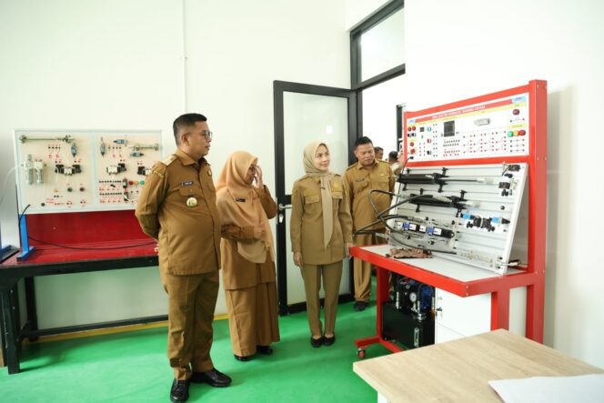 
 Gubernur Banten Andra Soni saat meninjau Ruang Praktik Siswa (RPS) di SMKN 1 Anyer yang baru saja selesai dilakukan revitalisasi. Foto: ist