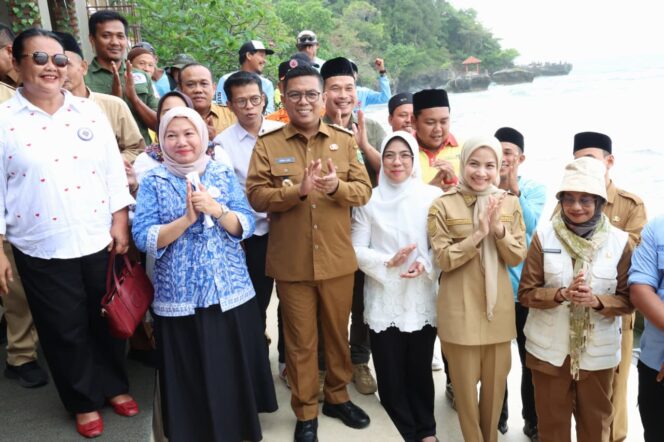 
 Gubernur Banten Andra Soni usai berdialog bersama mitra pariwisata yang berada di Kabupaten Serang, khususnya wilayah Anyer dan Cinangka. Foto: ist