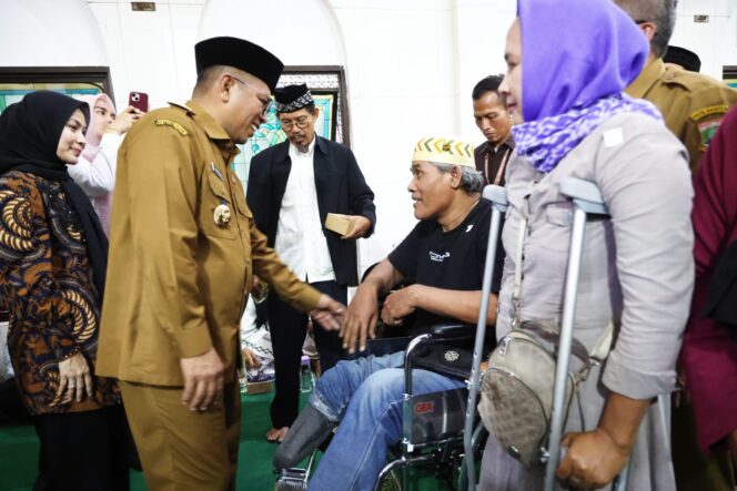 
 Gubernur Banten Andra Soni saat safari Ramadhan di Masjid Al-Kautsar, Desa Sindanglaya, Kecamatan Cinangka, Kabupaten Serang. Foto: ist