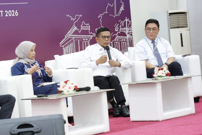 
 Gubernur Banten Andra Soni saat menjadi narasumber praktik baik program pengentasan kemiskinan pada Rapat Koordinasi Peran Pemerintah Daerah Dalam Optimalisasi Pelaksanaan Pengentasan Kemiskinan dan Penghapusan Kemiskinan Ekstrem di Kemenko Pemberdayaan Masyarakat, Jakarta. Foto: ist