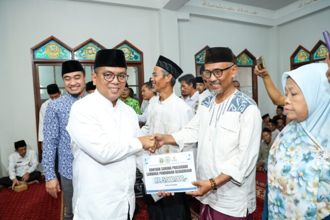 
 Gubernur Banten Andra Soni Didampingi Wali Kota Cilegon Robinsar saat melaksanakan kegiatan Safari Ramadan di Masjid Al-Musyawarah, Kelurahan Kubangsari, Kecamatan Ciwandan, Kota Cilegon. Foto: ist
