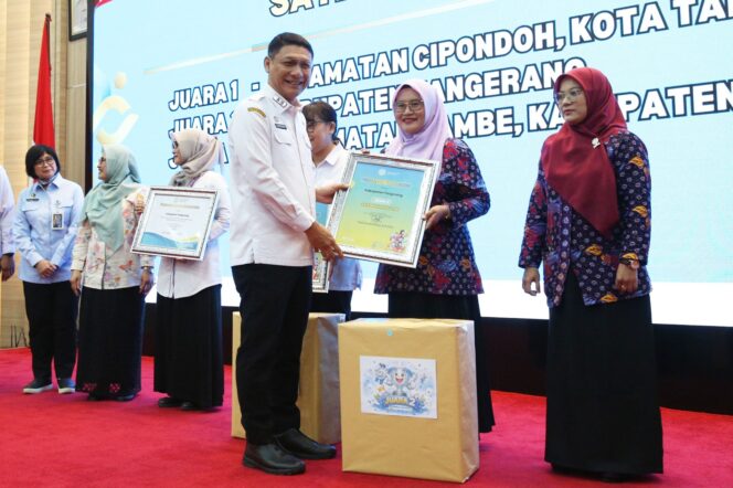 
 Sekretaris Daerah Provinsi Banten Deden Apriandhi Hartawan Deden yang juga menjabat sebagai Ketua Satgas MBG Provinsi Banten saat membuka Konsolidasi Mitra Kerja Penguatan Program Prioritas MBG 3B Provinsi Banten Tahun 2026 di Pendopo Gubernur Banten, Kota Serang
