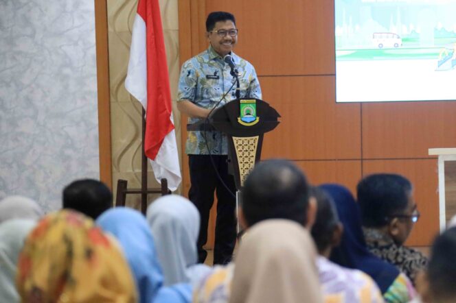 
 Wali Kota Tangerang Sachrudin, saat membuka Rapat Anggota Tahunan (RAT) Koperasi Satya Karya, koperasi ASN Pemkot Tangerang, di Ruang Al Amanah, Gedung Pusat Pemerintahan Kota Tangerang. Foto: ist