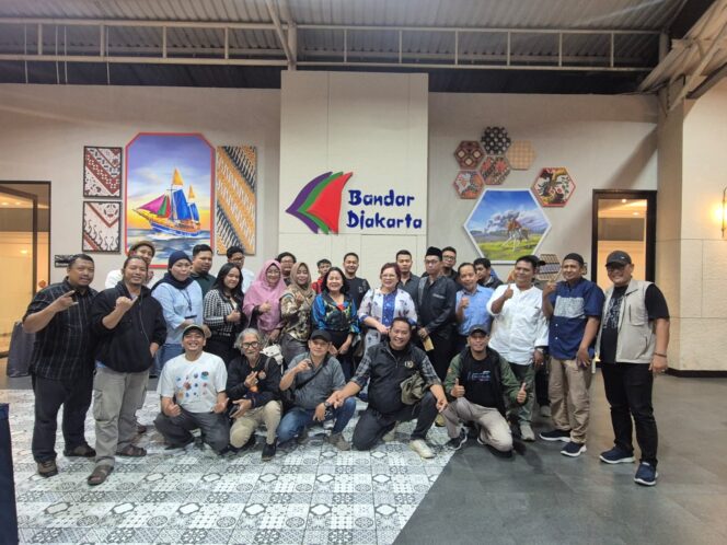 
 Head of Sustainability IKPP Tangerang Mill, Kholisul Fatikhin bersama Pengurus PWI Kota Tangerang Selatan. Foto: ist