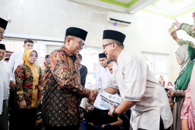 
 Gubernur Banten Andra Soni berbagai bantuan kepada masyarakat saat kegiatan Safari Ramadan 1447 Hijriah di Masjid Jami Ar-Rohman, Kampung Jaletreng, Kecamatan Serpong, Kota Tangerang Selatan. Foto: ist