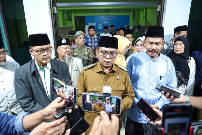
 Gubernur Banten Andra Soni Didampingi Ketua Umum MUI Banten KH. Bazari Syam usai pengajian ulama dan umara dalam rangka Safari Ramadan yang diinisiasi MUI Provinsi Banten di Aula Kantor MUI Banten, Curug, Kota Serang. Foto: ist