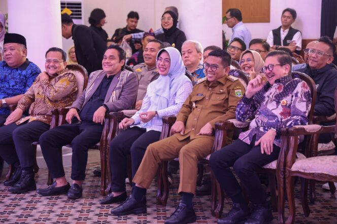 
 Gubernur Banten Andra Soni bersama Ketua TP PKK Provinsi Banten Tinawati Andra Soni saat menghadiri Perayaan Hari Musik Nasional 2026 di Gedung Negara Provinsi Banten, Serang. Foto: ist