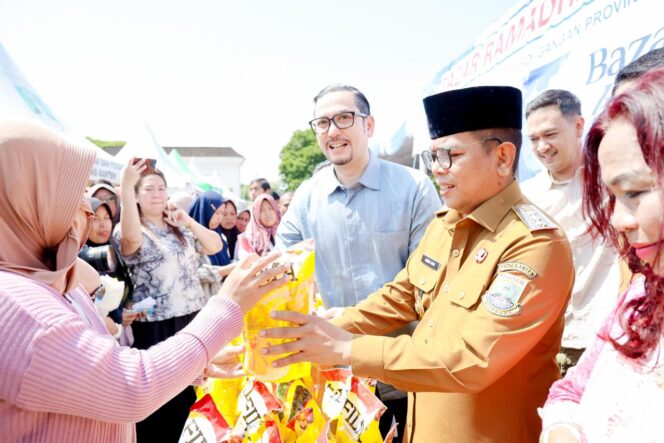 
 Gubernur Banten Andra Soni saat Membuka Bazar Ramadan 1447 Hijriah di halaman Masjid Raya Al-Bantani, Kawasan Pusat Pemerintahan Provinsi Banten (KP3B), Kota Serang. Foto: ist