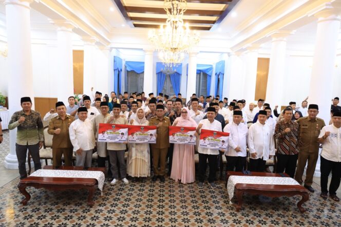 
 Gubernur Banten Andra Soni saat menggelar acara buka puasa bersama perwakilan Kepala Desa dan Badan Permusyawaratan Desa (BPD) di Gedung Negara Provinsi Banten, Jalan Brigjen K.H. Syam'un Nomor 5, Kota Serang. Foto: ist