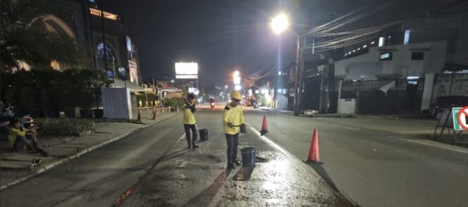 
 Sejumlah petugas DPUPR Kota Tangerang terlihat sedang melakukan perbaikan dijalan imam Bonjol. Foto: ist