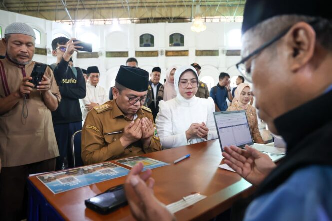 
 Gubernur Banten Andra Soni bersama Ibu Tinawati tunaikan zakat di di Masjid Raya Al-Bantani, Kawasan Pusat Pemerintahan Provinsi Banten (KP3B), Curug, Kota Serang. Foto: ist