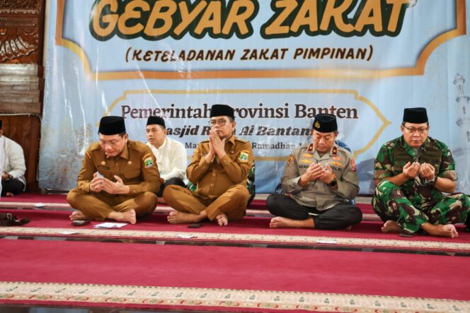 
 Gubernur Banten Andra Soni Didampingi Sekda Banten Deden Apriandhi Hartawan saat menghadiri Nuzulul Qur'an di Masjid Raya Al-Bantani, Kawasan Pusat Pemerintahan Provinsi Banten (KP3B), Kota Serang. Foto: ist
