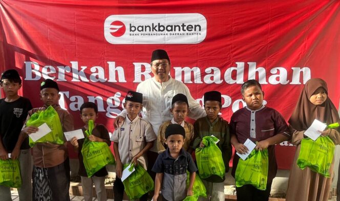 
 CEO TangerangPos Ade Yunus secara simbolis menyerahkan Santunan dan Pemberian Paket Lebaran Kepada Anak Yatim. Foto: TangerangPos 