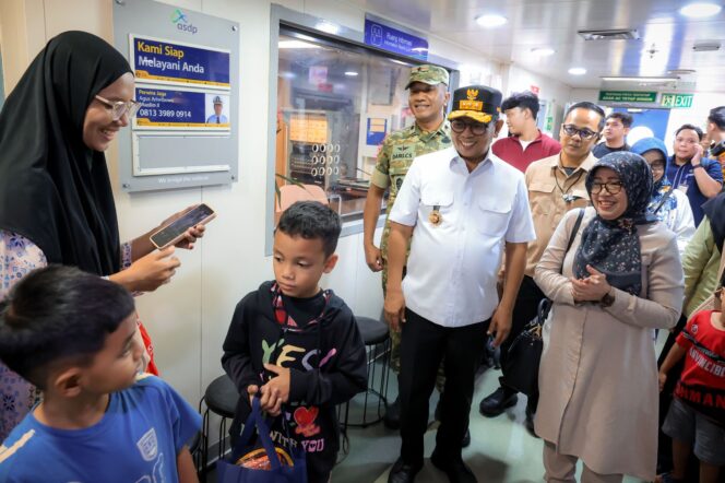
 Gubernur Banten Andra Soni saat menyapa para pemudik di Pelabuhan Merak, Cilegon. Foto: ist