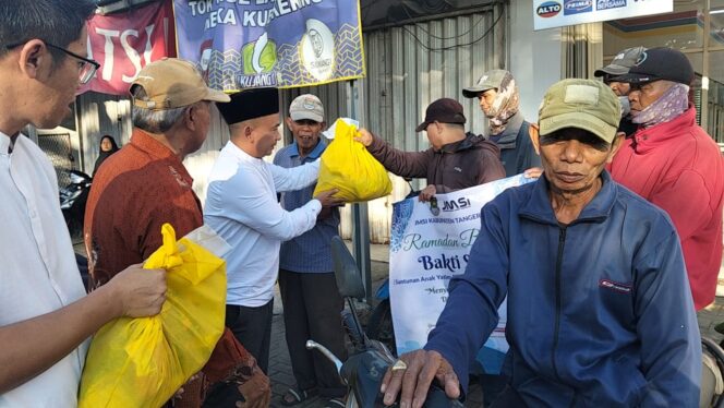 
 Jaringan Media Siber Indonesia (JMSI) Kabupaten Tangerang saat bagikan paket sembako kepada para pengguna jalan. Foto: ist