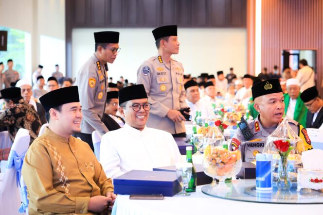 
 Gubernur Banten Andra Soni saat menghadiri Safari Ramadan 1447 H / 2026 M yang dirangkaikan dengan buka puasa bersama jajaran Polda Banten di Aula Gawe Kuta Baluwarti Mapolda Banten, Kota Serang. Foto: ist