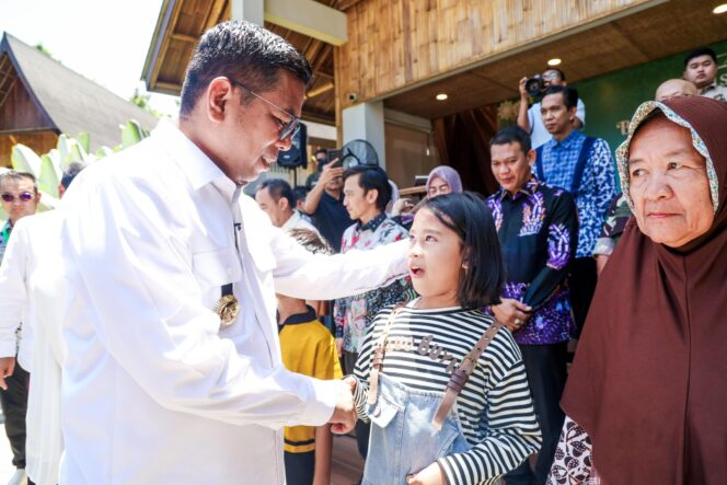 
 Gubernur Banten Andra Soni saat menghadiri acara Berbagi Berkah Ramadan bersama Bupati Tangerang Mochamad Maesyal Rashid di Pusat Budaya Alam Nusantara (Pusbatara), Desa Cirarab, Kecamatan Legok, Kabupaten Tangerang. Foto: ist