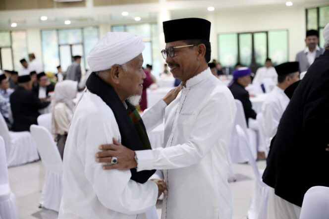 
 Wali Kota Tangerang H. Sachrudin saat menghadiri acara Silaturahmi Ulama dan Umaro dalam rangka buka puasa bersama yang diselenggarakan oleh Majelis Ulama Indonesia (MUI) Kota Tangerang, di Gedung MUI Kota Tangerang. Foto: ist