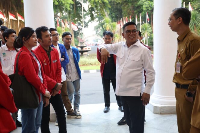 
 Gubernur Banten Andra Soni saat melakukan dialog pembangunan dengan organisasi mahasiswa yang tergabung dalam Kelompok Cipayung Plus di Gedung Negara, Kota Serang. Foto: ist