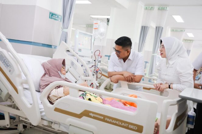 
 Gubernur Banten Andra Soni Didampingi Ketua TP PKK Provinsi Banten Tinawati Andra Soni saat Menjenguk Pasien di RSUD Kota Tangerang Selatan. Foto: ist