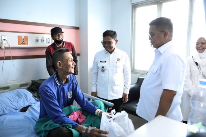 
 Gubernur Banten Andra Soni dan Wali Kota Tangerang Sachrudin saat jenguk pasien di RSUD Kota Tangerang. Foto: ist
