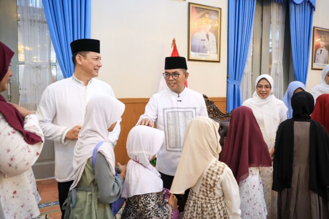 
 Gubernur Andra Soni saat halal bihalal bersama Anak Yatim dan Dhuafa di Gedung Negara Provinsi Banten, Jalan Brigjen KH Syam’un No. 5, Kota Serang. Foto: ist