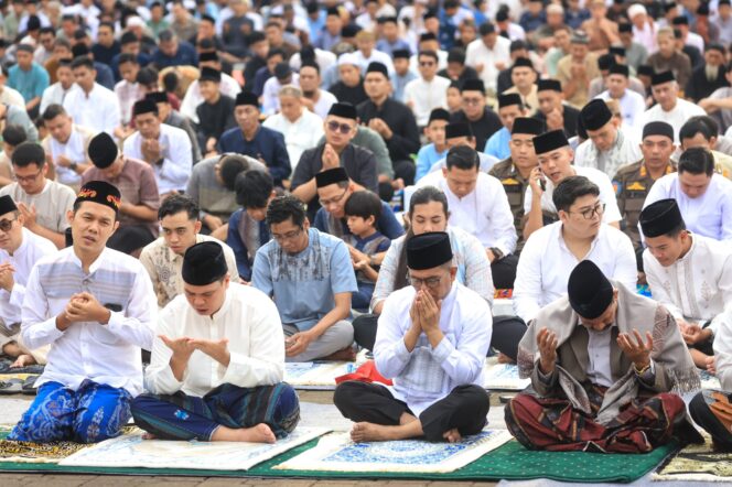 
 Gubernur Banten Andra Soni saat melaksanakan Sholat Idul Fitri 1447 H di Lapangan Alun-alun Barat Kota Serang. Foto: Ist