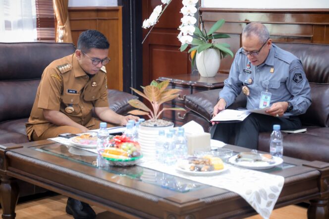 
 Gubernur Banten Andra Soni saat menerima Kepala Kantor Wilayah (Kanwil) Kementerian Hukum Banten, Pagar Butar Butar dan jajaran di ruang kerja Gubernur Banten, Kawasan Pusat Pemerintahan Provinsi Banten (KP3B) Kecamatan Curug, Kota Serang. Foto: ist