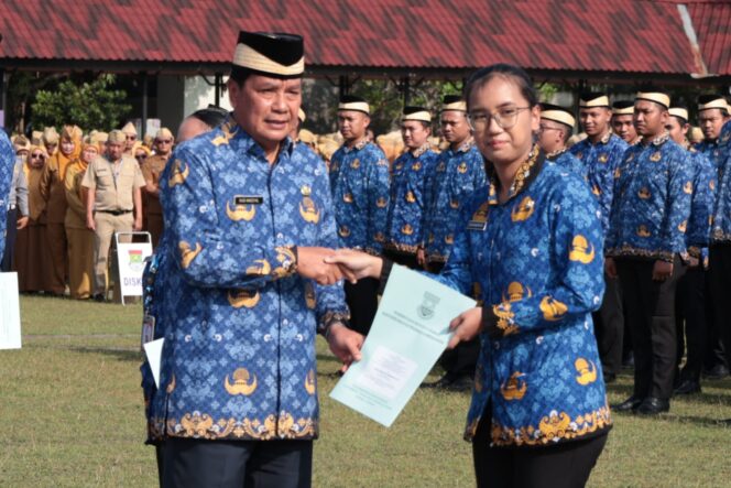 
 Bupati Tangerang, Moch. Maesyal Rasyid saat prosesi pelantikan dan pengambilan sumpah/janji sebanyak 472 CPNS menjadi PNS, formasi Tahun Anggaran 2024 yang digelar di Lapangan Raden Aria Yudhanegara Foto: ist