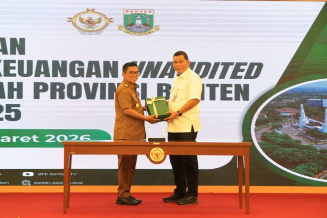 
 Gubernur Banten Andra Soni saat Menyerahkan LKPD kepada Kepala BPK Perwakilan Provinsi Banten Firman Nurcahyadi. Foto: ist