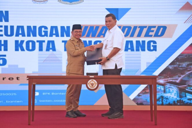 
 Wali Kota Tangerang Sachrudin saat menyerahkan LKPD Unaufdited kepada Kepala BPK Perwakilan Provinsi Banten, Firman Nurcahyadi. Foto: ist