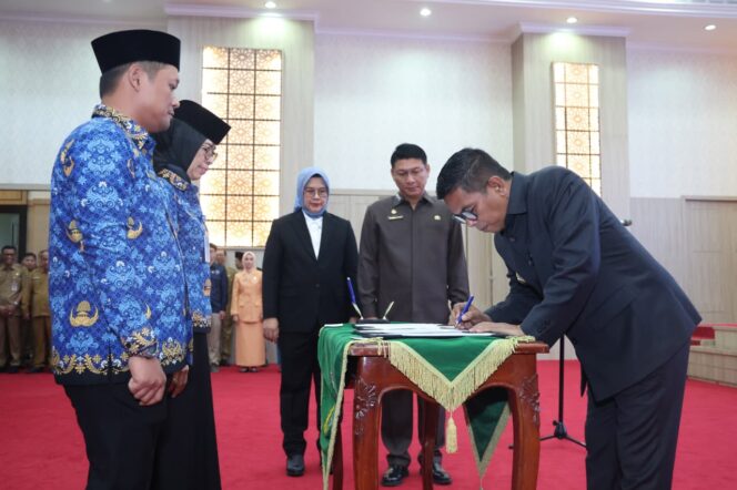 
 Gubernur Banten Andra Soni saat melantik 132 pejabat Administrator dan Pengawas pada perangkat daerah di lingkungan Pemerintah Provinsi (Pemprov) Banten. Foto: ist