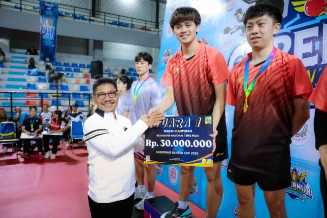 
 Wali Kota Tangerang, H. Sachrudin, secara resmi menutup Kejuaraan Nasional Tenis Meja Gubernur Banten Cup 2026 pada Minggu (5/4/2026) di GOR Gondrong, Cipondoh, Kota Tangerang. Foto: ist