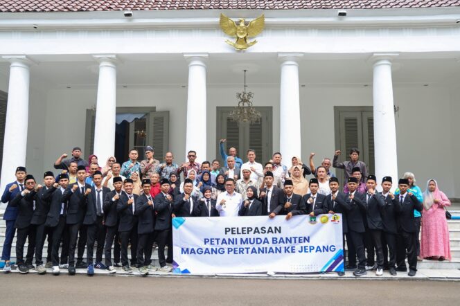 
 Gubernur Banten Andra Soni saat melepas 21 petani milenial yang akan diberangkatkan ke Jepang untuk mengikuti program magang selama 1 s.d 2 tahun. Pelepasan dilaksanakan di Gedung Negara Provinsi Banten, Kota Serang. Foto: ist