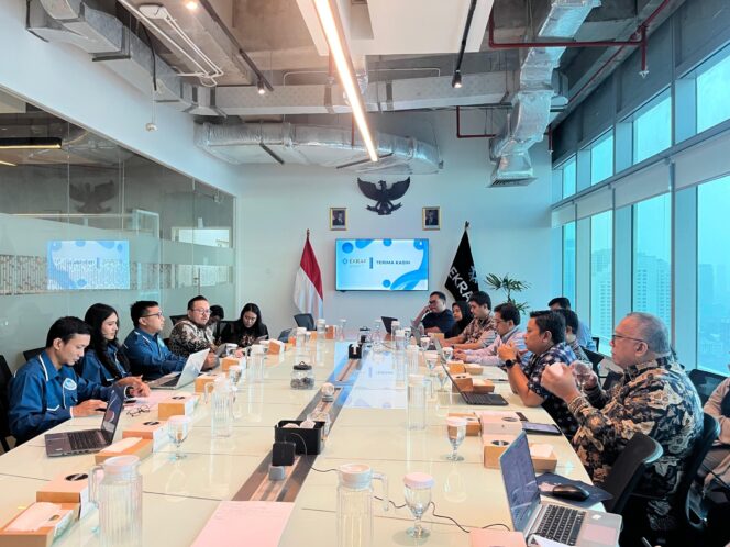 
 Dewan Pengarah DPP Gekrafs Ryan , Wakil Ketua Bidang 3 Hukum, HAKI, dan Advokasi DPP Gekrafs Nona Evita, Ketua Bidang OKK DPP Gekrafs Arifin Ihsan Rismansyah, Kepala Biro Hukum dan SDM Kementerian Ekraf Huda, Tenaga Ahli Kementerian Ekraf Dr Muhajir, serta Direktur Radio dan Fotografi Kementerian Ekraf Iman Brotoseno. Foto: Agung 