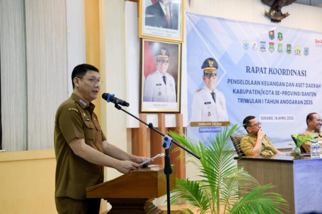 
 Sekretaris Daerah (Sekda) Provinsi Banten Deden Apriandhi Hartawan membuka secara resmi Rapat Koordinasi Pengelolaan Keuangan dan Aset Daerah Kabupaten dan Kota se-Provinsi Banten Triwulan I Tahun Anggaran 2026 yang digelar di Aula BPKAD Provinsi Banten, KP3B Curug, Kota Serang. Foto: ist