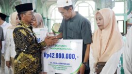 Wali Kota Tangerang Sachrudin saat menyerahkan Santunan Jaminan Kematian kepada pengurus DKM Masjid Al Hijrah Sukasari Tangerang. Foto: ist