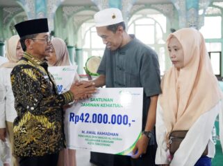 Wali Kota Tangerang Sachrudin saat menyerahkan Santunan Jaminan Kematian kepada pengurus DKM Masjid Al Hijrah Sukasari Tangerang. Foto: ist