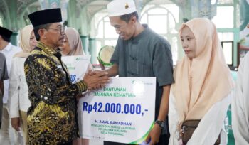 Wali Kota Tangerang Sachrudin saat menyerahkan Santunan Jaminan Kematian kepada pengurus DKM Masjid Al Hijrah Sukasari Tangerang. Foto: ist