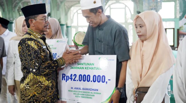 Wali Kota Tangerang Sachrudin saat menyerahkan Santunan Jaminan Kematian kepada pengurus DKM Masjid Al Hijrah Sukasari Tangerang. Foto: ist