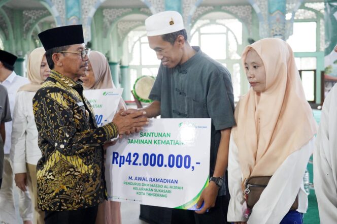 
 Wali Kota Tangerang Sachrudin saat menyerahkan Santunan Jaminan Kematian kepada pengurus DKM Masjid Al Hijrah Sukasari Tangerang. Foto: ist