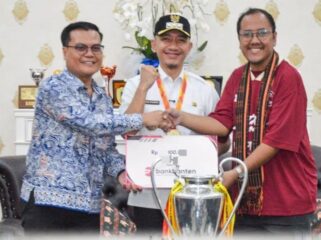 Bank Banten hadir secara langsung memberikan dukungan kepada Nathan Lebak FC, klub sepak bola kebanggaan masyarakat Kabupaten Lebak yang berhasil meraih gelar juara pada ajang Liga 4 Piala Gubernur. Foto: ist