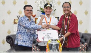 Bank Banten hadir secara langsung memberikan dukungan kepada Nathan Lebak FC, klub sepak bola kebanggaan masyarakat Kabupaten Lebak yang berhasil meraih gelar juara pada ajang Liga 4 Piala Gubernur. Foto: ist