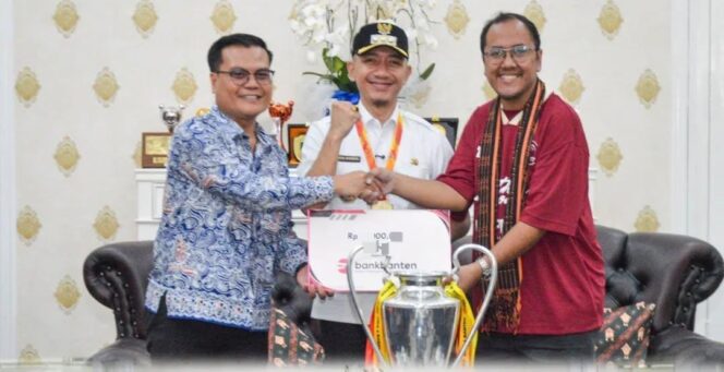 
 Bank Banten hadir secara langsung memberikan dukungan kepada Nathan Lebak FC, klub sepak bola kebanggaan masyarakat Kabupaten Lebak yang berhasil meraih gelar juara pada ajang Liga 4 Piala Gubernur. Foto: ist