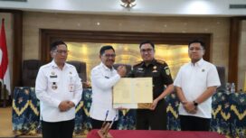Wali Kota Tangerang Sachrudin bersama Kajari Kota Tangerang Muhammad Amin saat penandatanganan nota kesepakatan (MoU), sebagai langkah nyata memperkuat tata kelola pemerintahan yang bersih, transparan dan berintegritas. Foto: ist